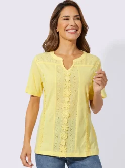 Blouse à manches courtes avec dentelle florale centrale et col rond