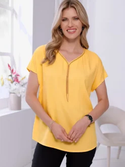 Chemisier doux et fluide avec col V et chaîne décorative
