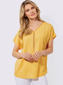 Chemisier doux et fluide avec col V et chaîne décorative