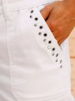 Jean à jambes larges en coton avec œillets et rivets décoratifs