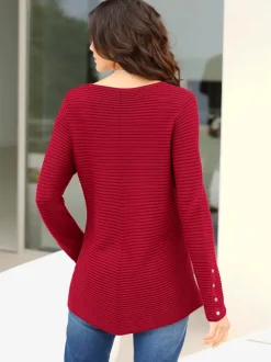 Pull long col rond avec boutons décoratifs dorés sur les manches